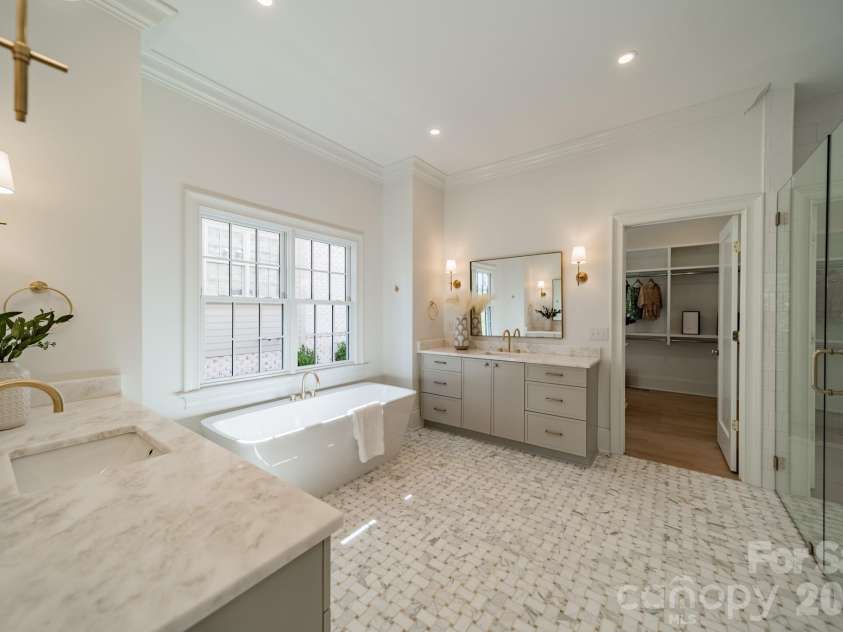 4004 Nettie Court, Charlotte, NC 28211.  MLS# CAR4349733, YatesRealty ID 12644. Primary Bath