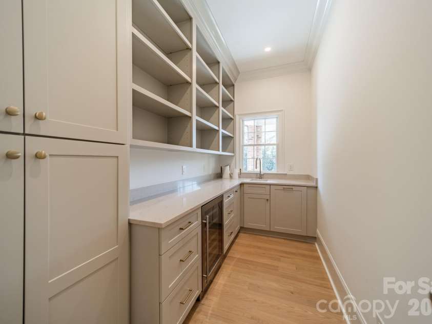 4004 Nettie Court, Charlotte, NC 28211.  MLS# CAR4349733, YatesRealty ID 12644. Scullery