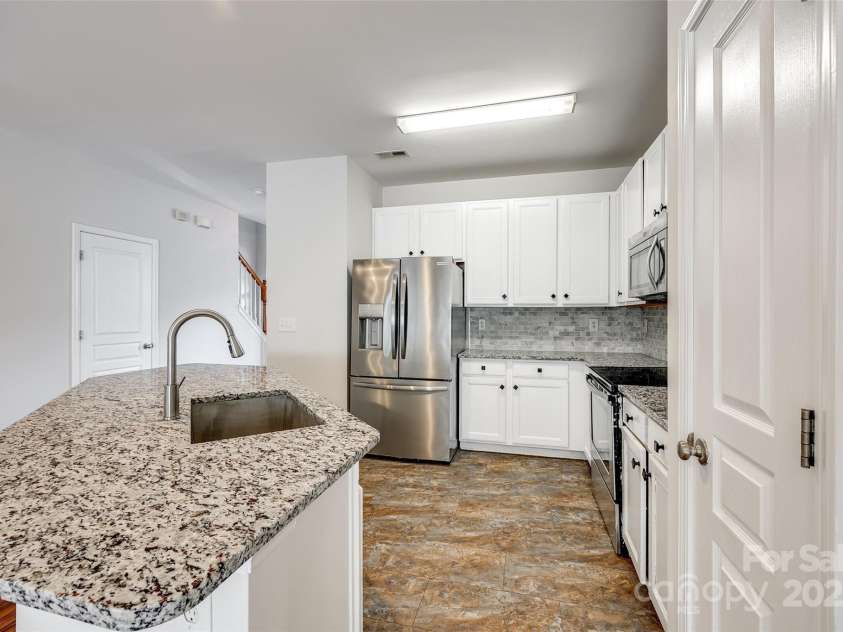 975 Copperstone Lane, Fort Mill, SC 29708.  MLS# CAR4253379, YatesRealty ID 12645. Kitchen with granite counters and stainless appliances