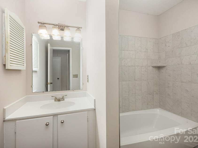 3178 Heathstead Place, Charlotte, NC 28210.  MLS# CAR4176096, YatesRealty ID 12647. FULL HALL BATH WITH NEW  TILE SURROUND