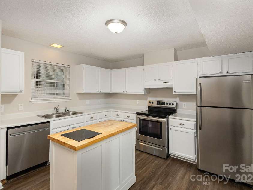 3178 Heathstead Place, Charlotte, NC 28210.  MLS# CAR4176096, YatesRealty ID 12647. LOTS OF WORK SPACE FOR THE CHEF IN YOU - APPLIANCES AND WHITE COUNTERTOPS AND CABINETS