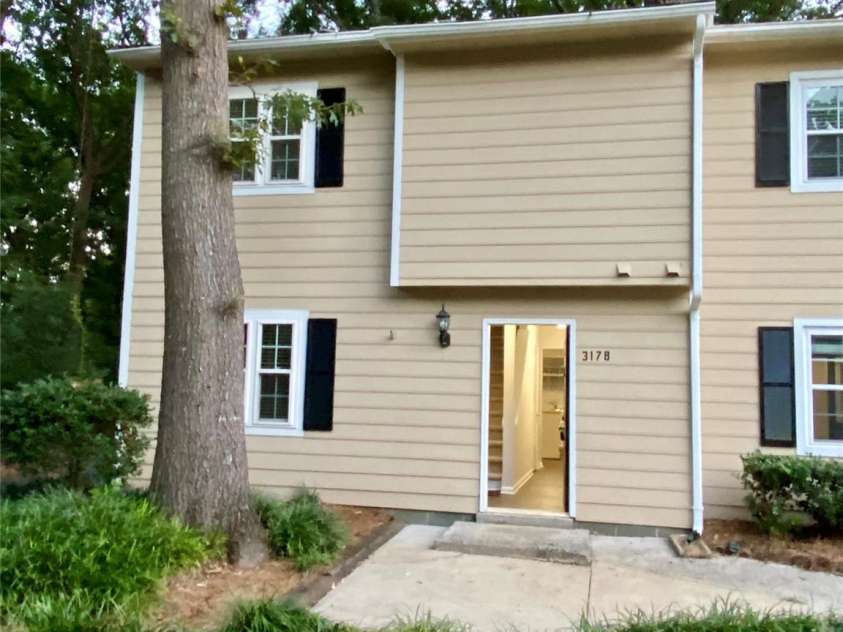 3178 Heathstead Place, Charlotte, NC 28210.  MLS# CAR4176096, YatesRealty ID 12647. ONE OF THE BEST 3 BEDROOM LOCATIONS IN THE COMMUNITY