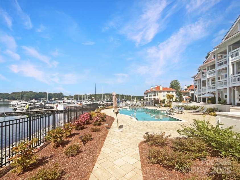 17931 Kings Point Drive, Cornelius, NC 28031.  MLS# CAR4212481, YatesRealty ID 12648. 
