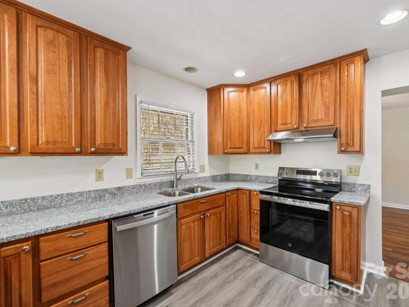 11140 Painted Tree Road, Charlotte, NC 28226.  MLS# CAR4362974, YatesRealty ID 12650. 