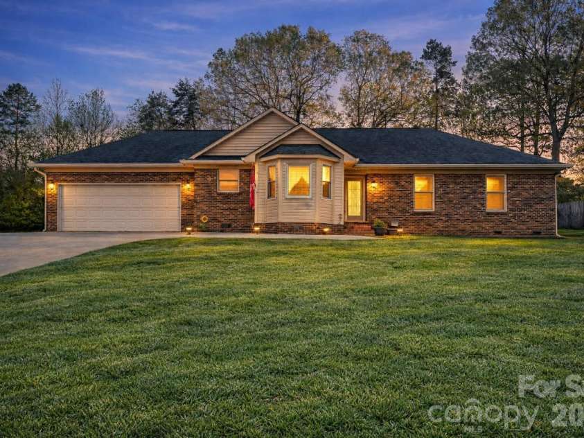 7004 Forest Hills Drive, Denver, NC 28037.  MLS# CAR4362598, YatesRealty ID 12651. 