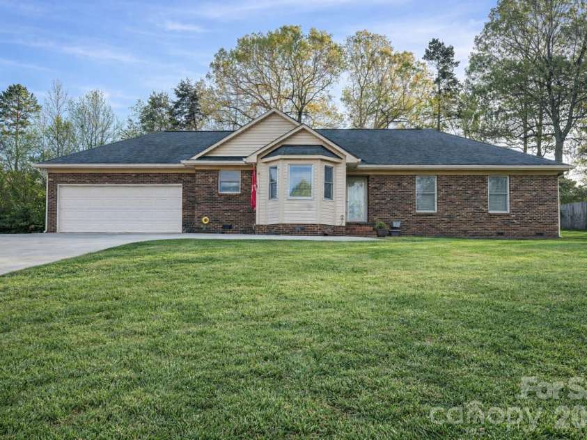 7004 Forest Hills Drive, Denver, NC 28037.  MLS# CAR4362598, YatesRealty ID 12651. 