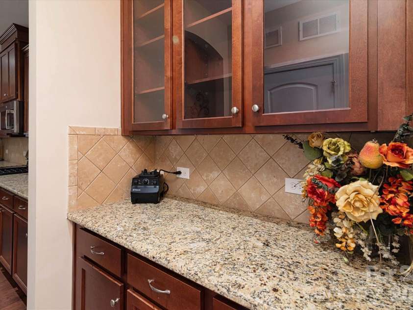 318 Willow Tree Drive, Rock Hill, SC 29732.  MLS# CAR4363762, YatesRealty ID 12654. Butler Pantry/Bar