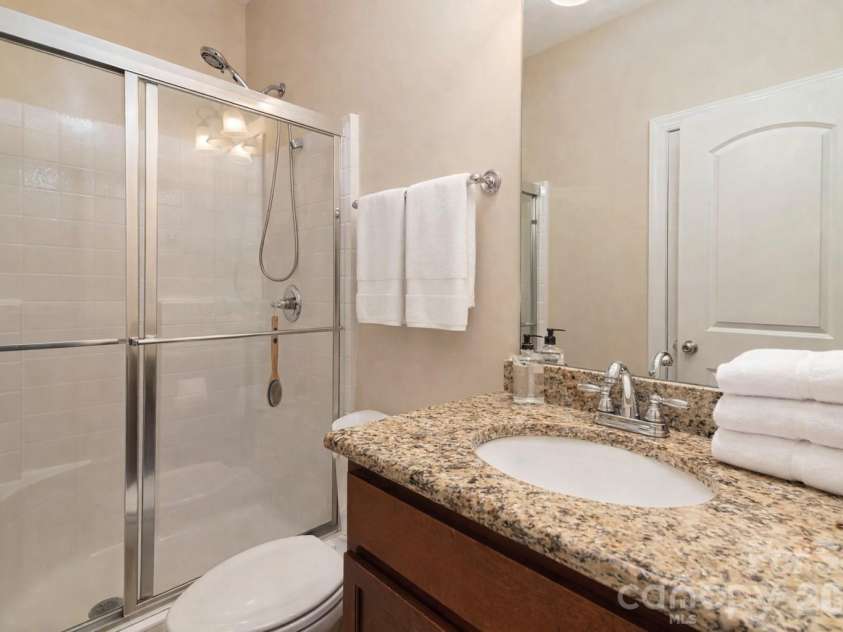 318 Willow Tree Drive, Rock Hill, SC 29732.  MLS# CAR4363762, YatesRealty ID 12654. Main Floor Bathroom