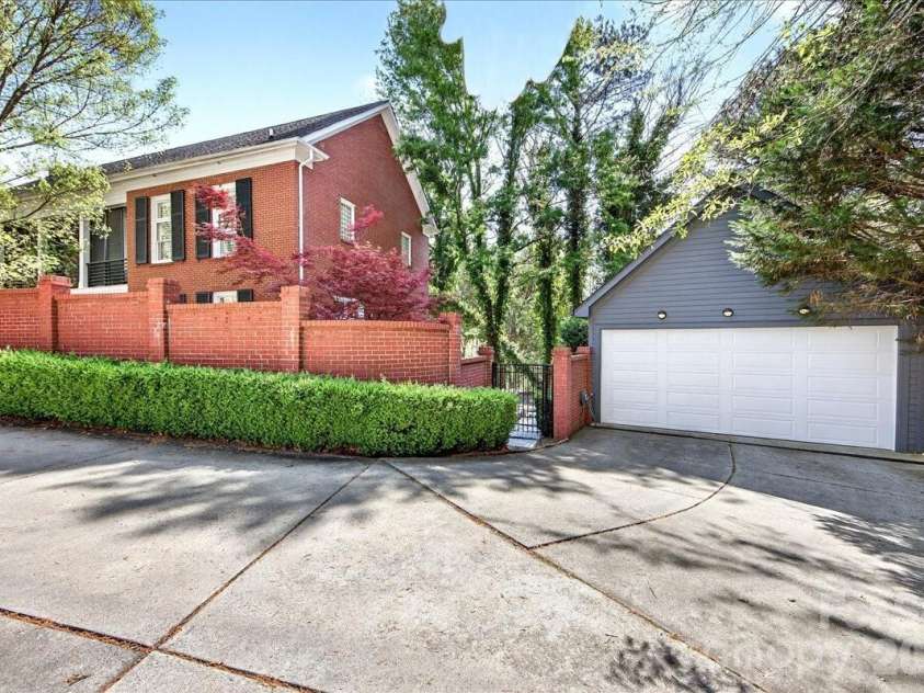 631 Vendue Place, Charlotte, NC 28226.  MLS# CAR4364198, YatesRealty ID 12655. 2 car detached garage