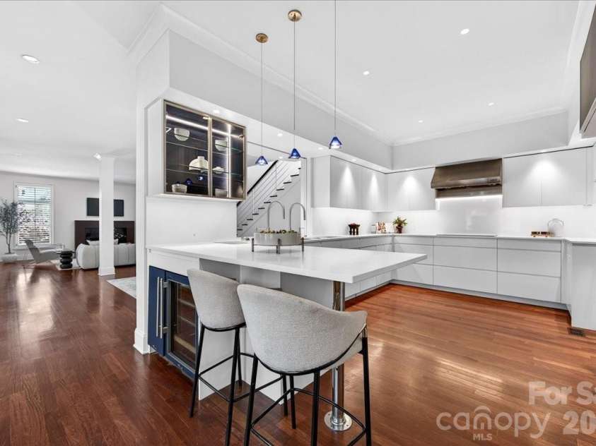 631 Vendue Place, Charlotte, NC 28226.  MLS# CAR4364198, YatesRealty ID 12655. Kitchen with Luxury Appliances