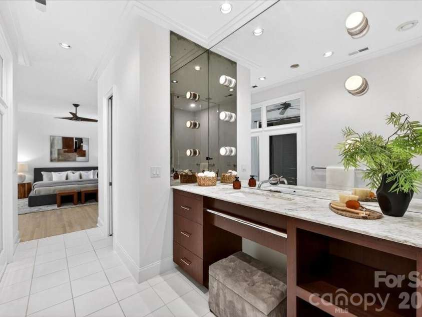 631 Vendue Place, Charlotte, NC 28226.  MLS# CAR4364198, YatesRealty ID 12655. Primary Bath
