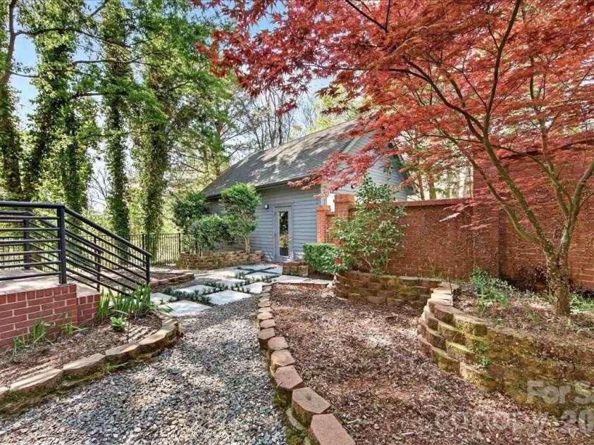 631 Vendue Place, Charlotte, NC 28226.  MLS# CAR4364198, YatesRealty ID 12655. Side yard