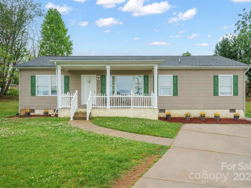 2324 7th Avenue, Hickory, NC 28601.  MLS# CAR4251341, YatesRealty ID 12661. 