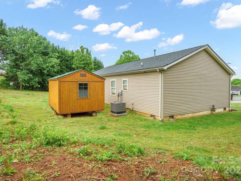 2324 7th Avenue, Hickory, NC 28601.  MLS# CAR4251341, YatesRealty ID 12661. 