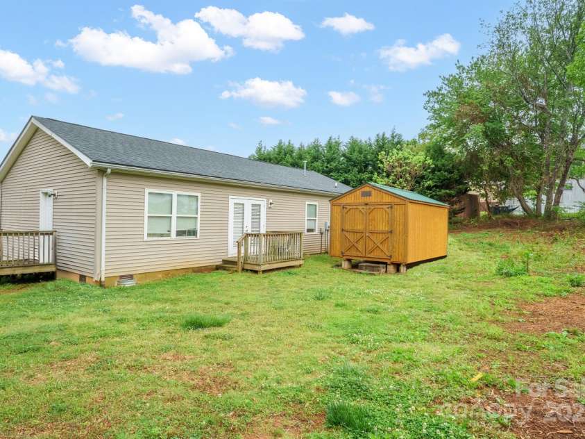 2324 7th Avenue, Hickory, NC 28601.  MLS# CAR4251341, YatesRealty ID 12661. 