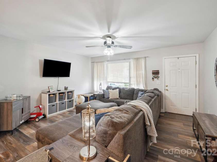 2324 7th Avenue, Hickory, NC 28601.  MLS# CAR4251341, YatesRealty ID 12661. 