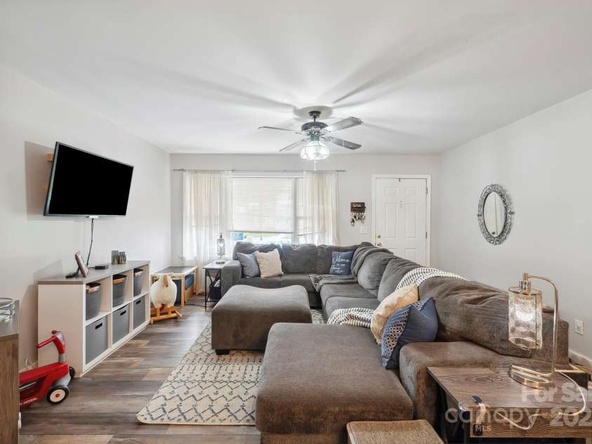 2324 7th Avenue, Hickory, NC 28601.  MLS# CAR4251341, YatesRealty ID 12661. 