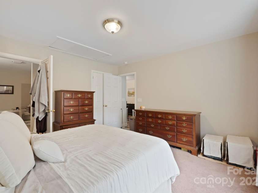 2324 7th Avenue, Hickory, NC 28601.  MLS# CAR4251341, YatesRealty ID 12661. 