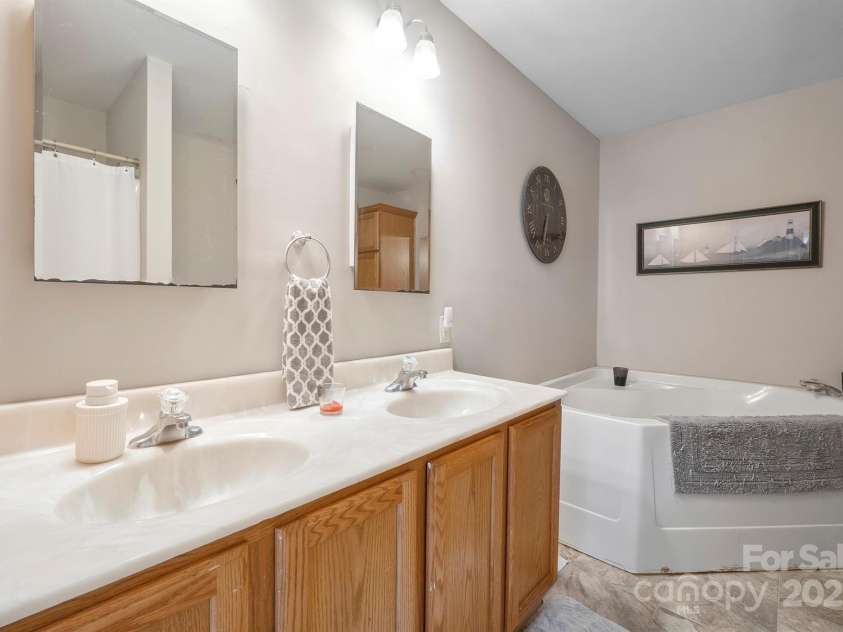 2324 7th Avenue, Hickory, NC 28601.  MLS# CAR4251341, YatesRealty ID 12661. 