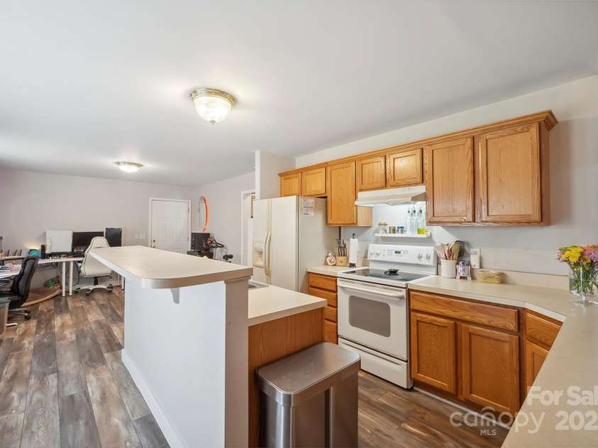 2324 7th Avenue, Hickory, NC 28601.  MLS# CAR4251341, YatesRealty ID 12661. 