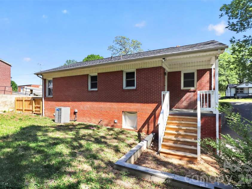 315 4th Avenue, Gastonia, NC 28054.  MLS# CAR4366278, YatesRealty ID 12662. 