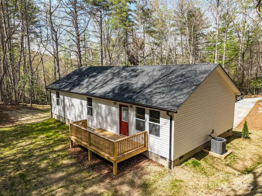 70 Erwin Hill Drive, Etowah, NC 28729.  MLS# CAR4206918, YatesRealty ID 12662. 