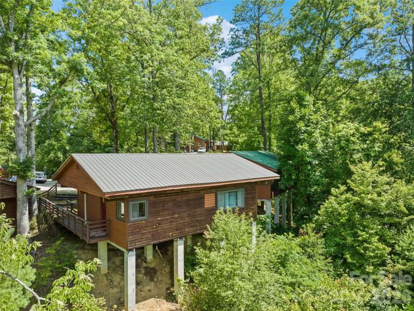 299 Blue Ridge Parkway, Bryson City, NC 28713.  MLS# CAR4371045, YatesRealty ID 12668. 