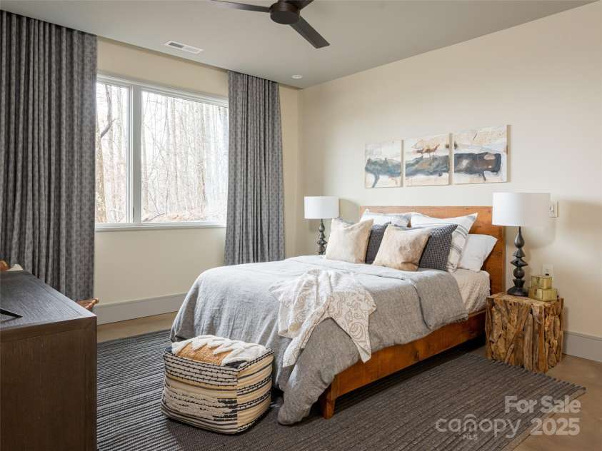 391 High Hickory Trail, Swannanoa, NC 28778.  MLS# CAR4255021, YatesRealty ID 12669. 2nd Lower Level Bath