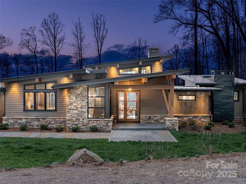 391 High Hickory Trail, Swannanoa, NC 28778.  MLS# CAR4255021, YatesRealty ID 12669. 