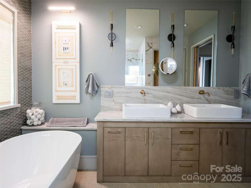 391 High Hickory Trail, Swannanoa, NC 28778.  MLS# CAR4255021, YatesRealty ID 12669. 