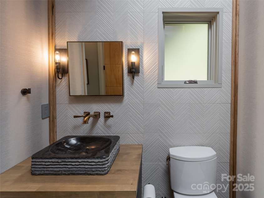 391 High Hickory Trail, Swannanoa, NC 28778.  MLS# CAR4255021, YatesRealty ID 12669. Main level Powder Room