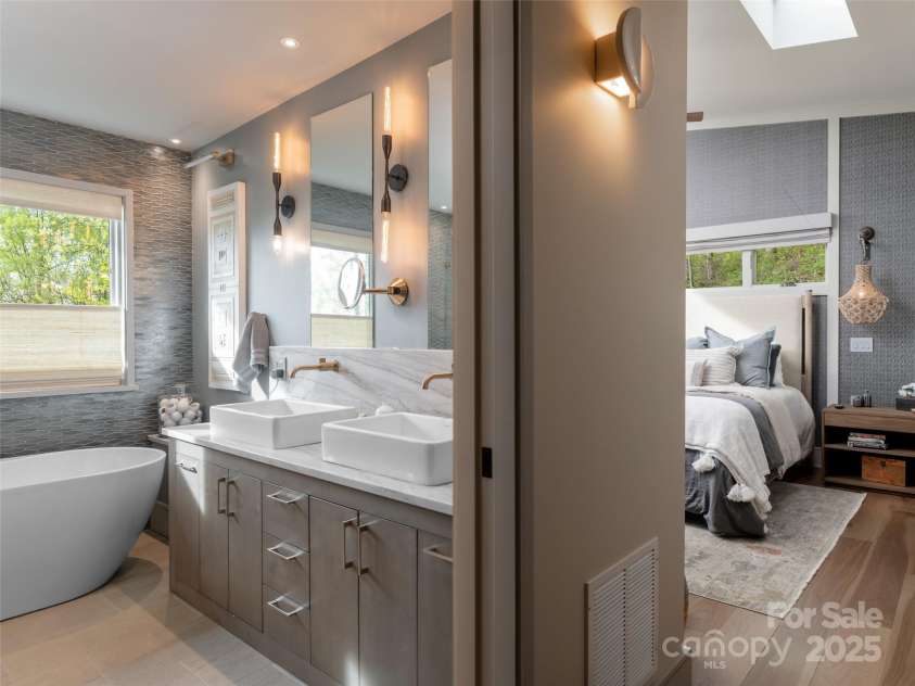 391 High Hickory Trail, Swannanoa, NC 28778.  MLS# CAR4255021, YatesRealty ID 12669. Primary Suite