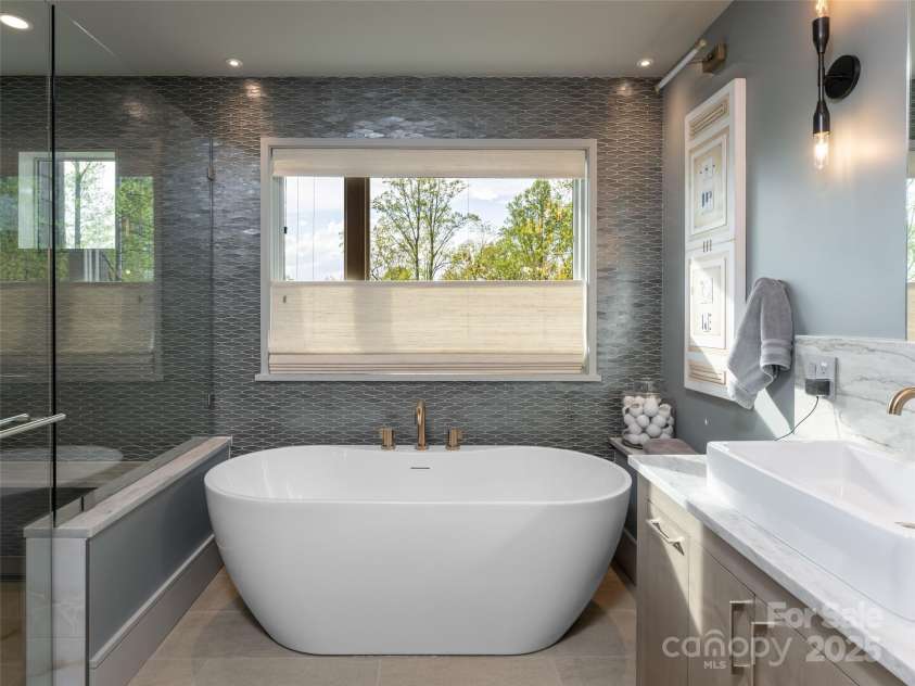 391 High Hickory Trail, Swannanoa, NC 28778.  MLS# CAR4255021, YatesRealty ID 12669. Slipper soaking tub