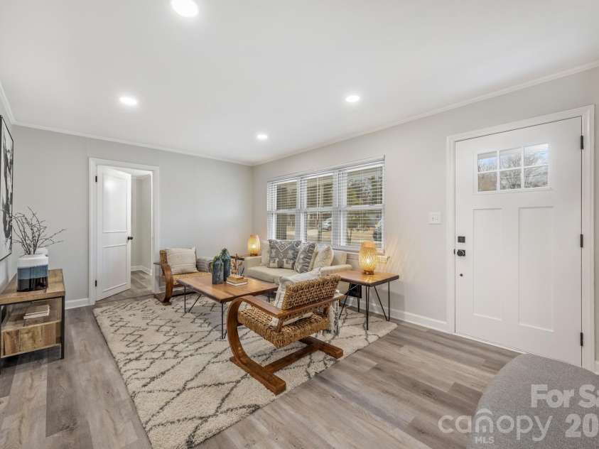 915 Crestmere Street, Charlotte, NC 28208.  MLS# CAR4350629, YatesRealty ID 12669. 
