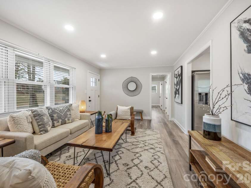 915 Crestmere Street, Charlotte, NC 28208.  MLS# CAR4350629, YatesRealty ID 12669. 