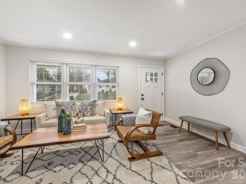 915 Crestmere Street, Charlotte, NC 28208.  MLS# CAR4350629, YatesRealty ID 12669. 