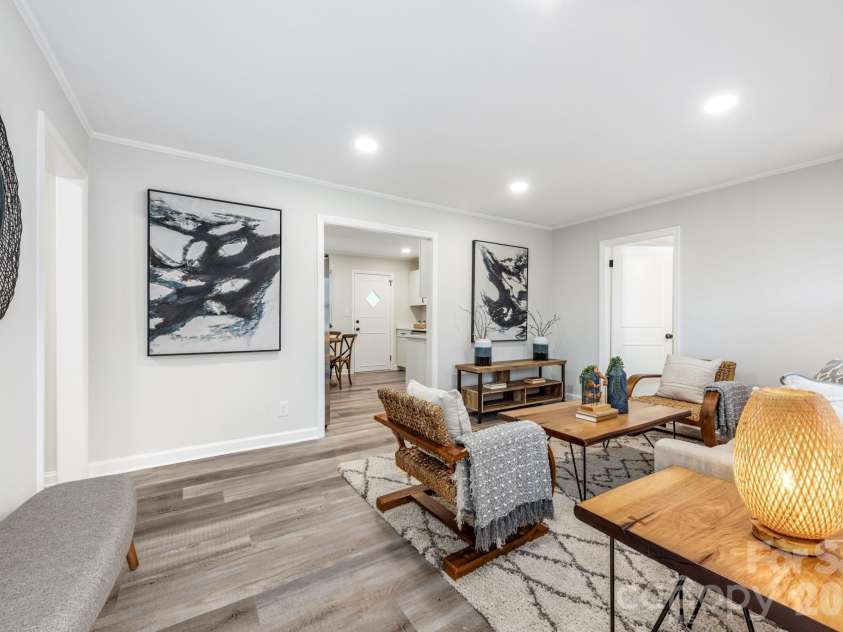 915 Crestmere Street, Charlotte, NC 28208.  MLS# CAR4350629, YatesRealty ID 12669. 