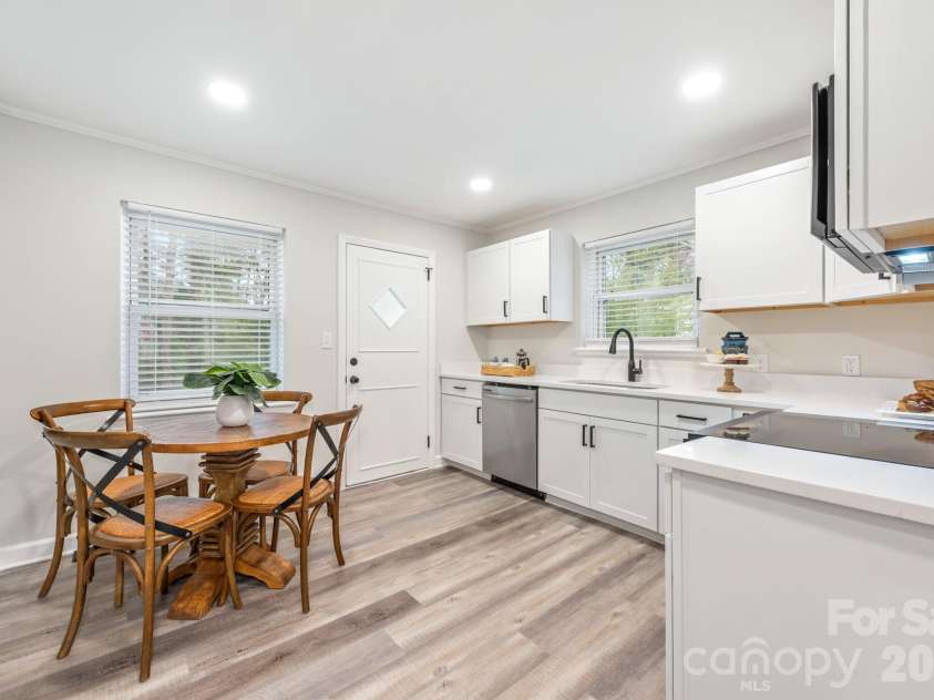915 Crestmere Street, Charlotte, NC 28208.  MLS# CAR4350629, YatesRealty ID 12669. 
