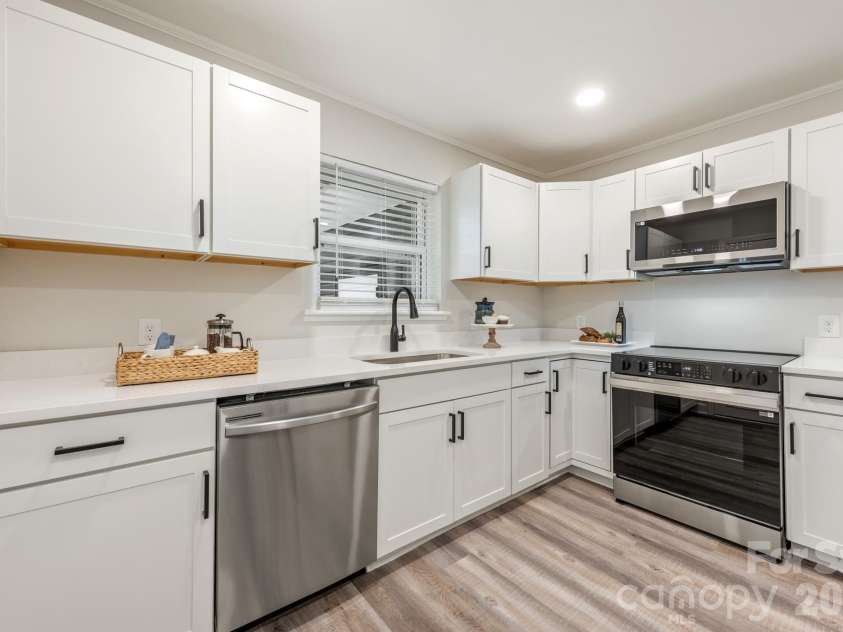 915 Crestmere Street, Charlotte, NC 28208.  MLS# CAR4350629, YatesRealty ID 12669. 