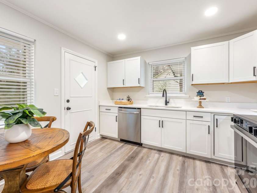 915 Crestmere Street, Charlotte, NC 28208.  MLS# CAR4350629, YatesRealty ID 12669. 