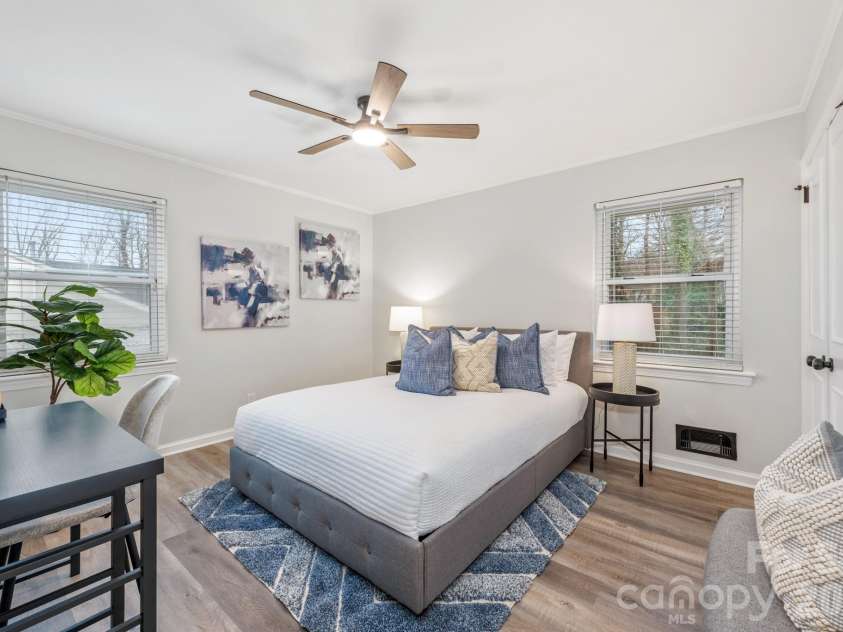 915 Crestmere Street, Charlotte, NC 28208.  MLS# CAR4350629, YatesRealty ID 12669. 