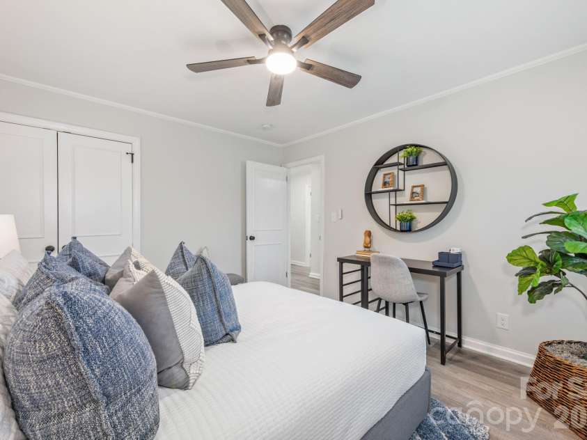 915 Crestmere Street, Charlotte, NC 28208.  MLS# CAR4350629, YatesRealty ID 12669. 