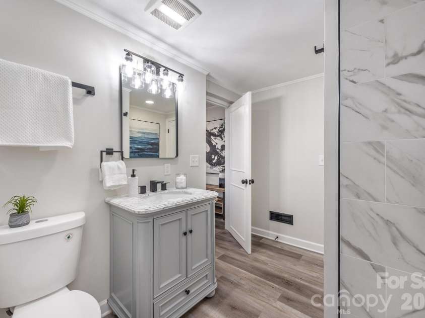 915 Crestmere Street, Charlotte, NC 28208.  MLS# CAR4350629, YatesRealty ID 12669. 