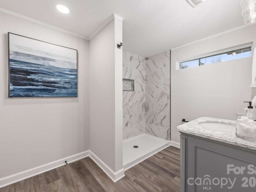 915 Crestmere Street, Charlotte, NC 28208.  MLS# CAR4350629, YatesRealty ID 12669. 