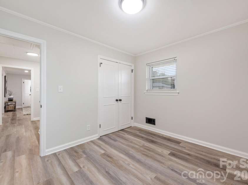 915 Crestmere Street, Charlotte, NC 28208.  MLS# CAR4350629, YatesRealty ID 12669. 