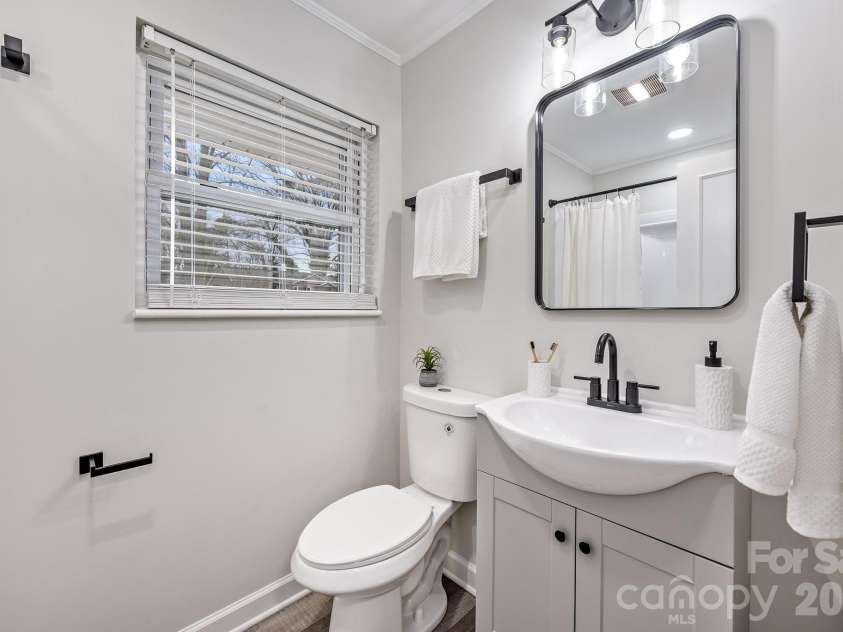 915 Crestmere Street, Charlotte, NC 28208.  MLS# CAR4350629, YatesRealty ID 12669. 