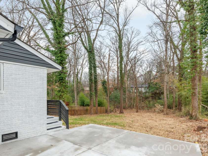 915 Crestmere Street, Charlotte, NC 28208.  MLS# CAR4350629, YatesRealty ID 12669. 