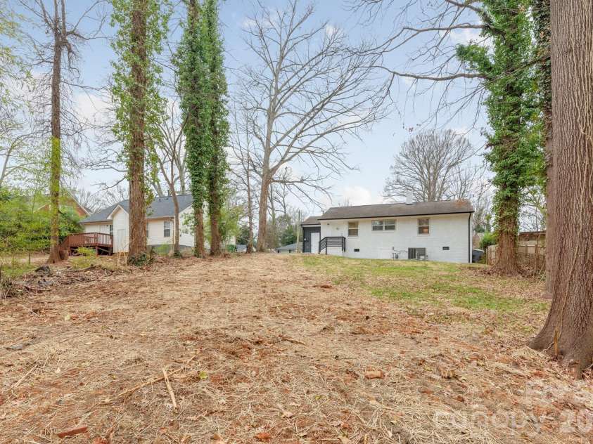 915 Crestmere Street, Charlotte, NC 28208.  MLS# CAR4350629, YatesRealty ID 12669. 