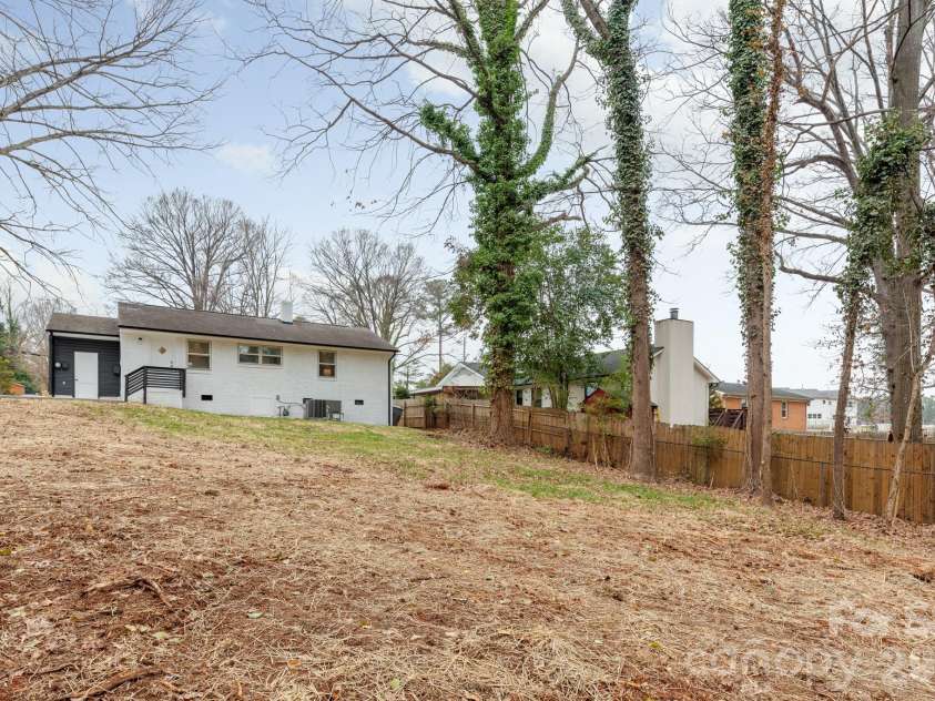 915 Crestmere Street, Charlotte, NC 28208.  MLS# CAR4350629, YatesRealty ID 12669. 