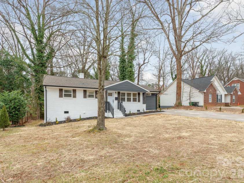 915 Crestmere Street, Charlotte, NC 28208.  MLS# CAR4350629, YatesRealty ID 12669. 